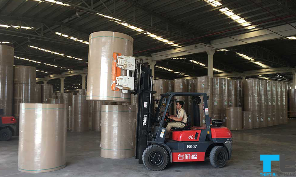 Hình vận hành kẹp giấy xe nâng 2